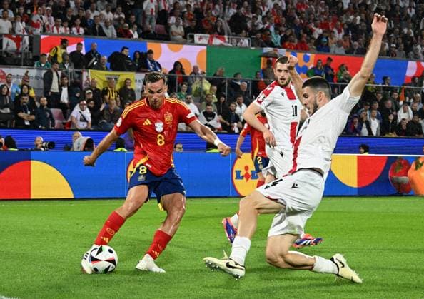 30.06.2024, xsltx, Fussball EM 2024 1 8 Finale, Spanien - Georgien emspor, v.l. Giorgi Chakvetadze (Georgien), Fabian Ruiz Pena (Spanien), Guram Kashia (Georgien) (DFL DFB REGULATIONS PROHIBIT ANY USE OF PHOTOGRAPHS as IMAGE SEQUENCES and or QUASI-VIDEO) Köln