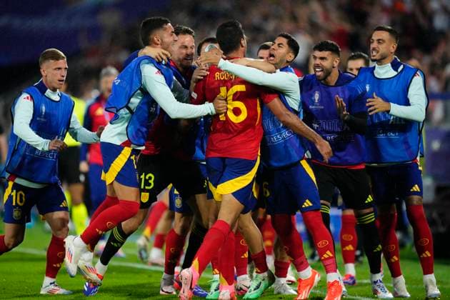 Sport Themen der Woche KW26 Sport Bilder des Tages Spain v Georgia: Round of 16 - UEFA EURO, EM, Europameisterschaft,Fussball 2024 Rodrigo Hernandez defensive midfield of Spain and Manchester City celebrates after scoring his sides first goal during the UEFA EURO 2024 round of 16 match between Spain and Georgia at Cologne Stadium on June 30, 2024 in Cologne, Germany. Cologne Germany  Copyright: xJosexBretonx originalFilename:bretonhernandez-spainvge240630_np0Wb.jpg
