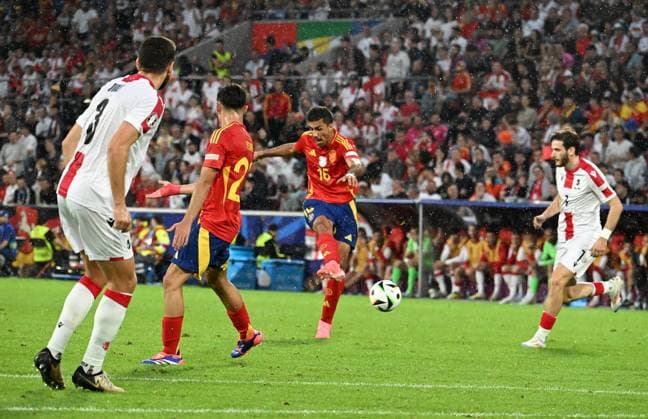 30.06.2024, xsltx, Fussball EM 2024 1 8 Finale, Spanien - Georgien emspor, v.l. Rodrigo Hernandez Cascante (Spanien) Goal scored, erziehlt das Tor zum 1:1 (UEFA REGULATIONS PROHIBIT ANY USE OF PHOTOGRAPHS as IMAGE SEQUENCES and or QUASI-VIDEO) Köln