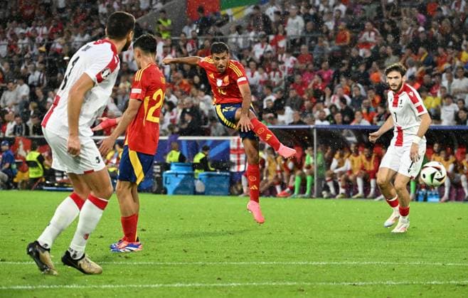 Sport Bilder des Tages 30.06.2024, xsltx, Fussball EM 2024 1 8 Finale, Spanien - Georgien emspor, v.l. Rodrigo Hernandez Cascante (Spanien) Goal scored, erziehlt das Tor zum 1:1 (UEFA REGULATIONS PROHIBIT ANY USE OF PHOTOGRAPHS as IMAGE SEQUENCES and or QUASI-VIDEO) Köln