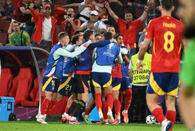 30.06.2024, xsltx, Fussball EM 2024 1 8 Finale, Spanien - Georgien emspor, v.l. Rodrigo Hernandez Cascante (Spanien) celebrate the goal, Der Torjubel zum 1:1 (UEFA REGULATIONS PROHIBIT ANY USE OF PHOTOGRAPHS as IMAGE SEQUENCES and or QUASI-VIDEO) Köln