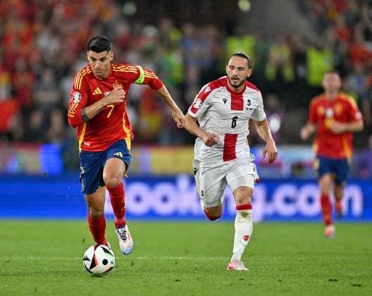 30.06.2024, Fussball UEFA EURO, EM, Europameisterschaft,Fussball 2024, Achtelfinale, Spanien - Georgien, im Köln Stadion, v.l. Alvaro Morata (Spanien) gegen Giorgi Kochorashvili (Georgien)