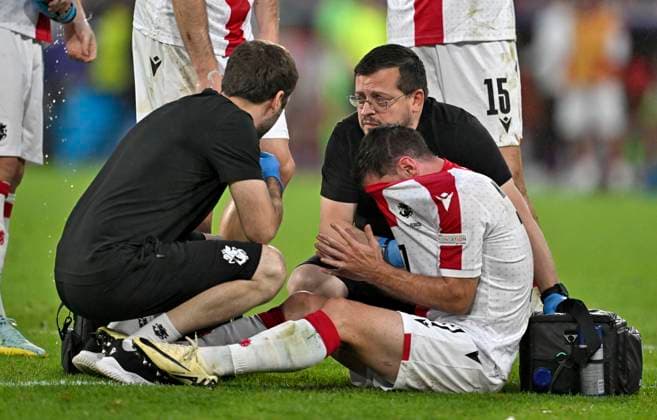 30.06.2024, Fussball UEFA EURO, EM, Europameisterschaft,Fussball 2024, Achtelfinale, Spanien - Georgien, im Köln Stadion, Otar Kiteishvili (Georgien) am Boden, er wird behandelt