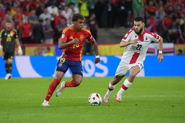 Lamine Yamal (Spanien Spain, 19) gegen Georges Mikautadze (Georgien, Georgia, 22) - Köln 30.06.2024: Spanien vs. Georgien, EURO2024 M37, Achtelfinale, EM-Arena Köln