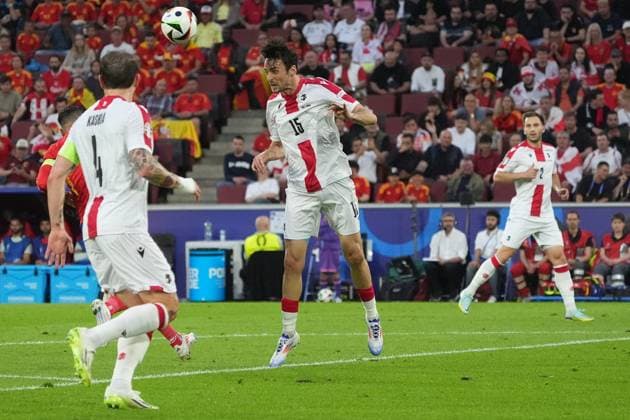 Giorgi Gvelesiani (Georgien, Georgia, 15) klärt - Köln 30.06.2024: Spanien vs. Georgien, EURO2024 M37, Achtelfinale, EM-Arena Köln