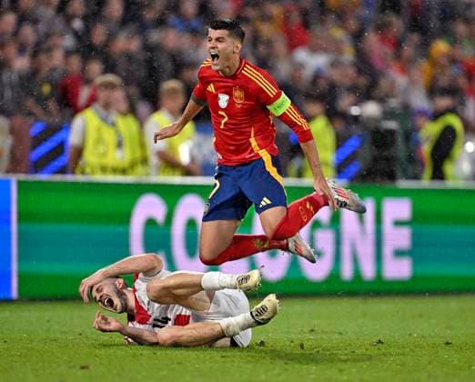 30.06.2024, Fussball UEFA EURO, EM, Europameisterschaft,Fussball 2024, Achtelfinale, Spanien - Georgien, im Köln Stadion, v.l. Luka Lochoshvili (Georgien) gegen Alvaro Morata (Spanien)