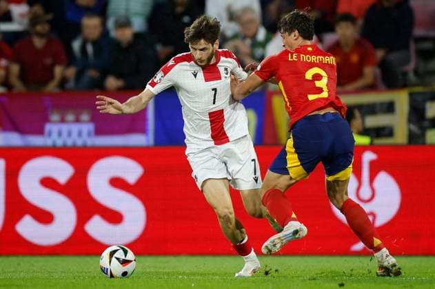 Spain s Robin Le Normand (R) in action against Georgia s Khvicha Kvaratskhelia (L) during the Euro2024 round of 16 soccer match between Spain and Georgia at RheinEnergieStadion in Cologne, Germany, 30 June 2024. Spain vs. Georgia !ACHTUNG: NUR REDAKTIONELLE NUTZUNG!  Copyright: xAlbertoxEstevezx GRAF9929 20240630-55014023489_1