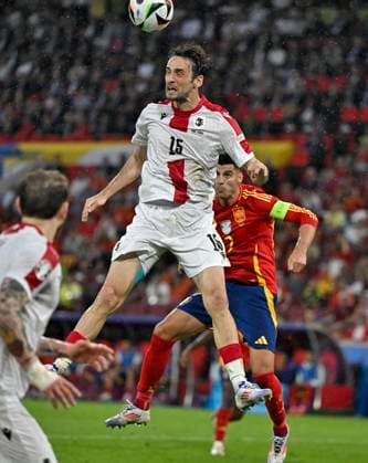 30.06.2024, Fussball UEFA EURO, EM, Europameisterschaft,Fussball 2024, Achtelfinale, Spanien - Georgien, im Köln Stadion, v.l. Giorgi Gvelesiani (Georgien) gegen Alvaro Morata (Spanien)