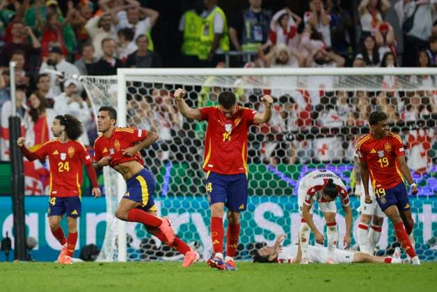 Spain s Rodri Hernandez (2-L) celebrates after scoring the 1-1 during the Euro2024 round of 16 soccer match between Spain and Georgia at RheinEnergieStadion in Cologne, Germany, 30 June 2024. Spain vs. Georgia !ACHTUNG: NUR REDAKTIONELLE NUTZUNG!  Copyright: xAlbertoxEstevezx GRAF9920 20240630-55014023503_1