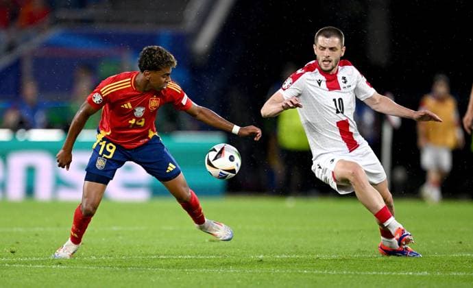 Fussball Euro 2024 Achtelfinale 30.06.2024 Spanien - Georgien Lamine Yamal (li, Spanien) gegen Giorgi Chakvetadze (re, Georgien)