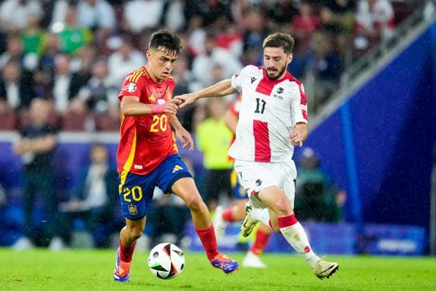 Cologne, Germany, June 30th 2024: Pedri (20 Spain) and Otar Kiteishvili (17 Georgia) battle for the ball (duel) during the UEFA EURO, EM, Europameisterschaft,Fussball 2024 Germany Round 16 football match between Spain and Georgia at Cologne Stadium in Cologne, Germany. (Daniela Porcelli SPP)  Copyright: xDanielaxPorcellix xSPPx spp-en-DaPoSp-20240630-_DP12982
