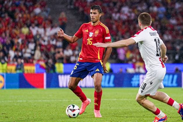 2024-06-30 Spain v Georgia - Round of 16 - UEFA EURO, EM, Europameisterschaft,Fussball 2024 COLOGNE, GERMANY - JUNE 30: Rodri of Spain dribbles during the Round of 16 - UEFA EURO 2024 match between Spain and Georgia at Cologne Stadium on June 30, 2024 in Cologne, Germany. (Photo by Joris Verwijst BSR Agency) Cologne Germany Content not available for redistribution in The Netherlands directly or indirectly through any third parties. Copyright: xBSRxAgencyx