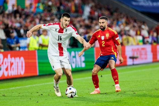 UEFA EURO, EM, Europameisterschaft,Fussball 2024: Spanien - Georgien; 30.06.2024 Zweikampf Luka Lochoshvili (Georgien, 14), Daniel Carvajal (Spanien, 2) UEFA EURO 2024: Spanien - Georgien; Cologne Stadium, Köln am 30.06.2024 Copyright: xBEAUTIFULxSPORTS Wunderlx