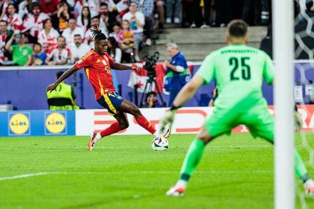 UEFA EURO, EM, Europameisterschaft,Fussball 2024: Spanien - Georgien; 30.06.2024 Zweikampf Nico Williams (Spanien, 17), Giorgi Mamardashvili (Georgien, 25) UEFA EURO 2024: Spanien - Georgien; Cologne Stadium, Köln am 30.06.2024 Copyright: xBEAUTIFULxSPORTS Wunderlx