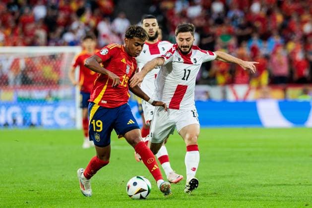 UEFA EURO, EM, Europameisterschaft,Fussball 2024: Spanien - Georgien; 30.06.2024 Zweikampf Lamine Yamal (Spanien, 19), Otar Kiteishvili (Georgien, 17) UEFA EURO 2024: Spanien - Georgien; Cologne Stadium, Köln am 30.06.2024 Copyright: xBEAUTIFULxSPORTS Wunderlx