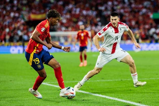 UEFA EURO, EM, Europameisterschaft,Fussball 2024: Spanien - Georgien; 30.06.2024 Zweikampf Lamine Yamal (Spanien, 19), Luka Lochoshvili (Georgien, 14) UEFA EURO 2024: Spanien - Georgien; Cologne Stadium, Köln am 30.06.2024 Copyright: xBEAUTIFULxSPORTS Wunderlx