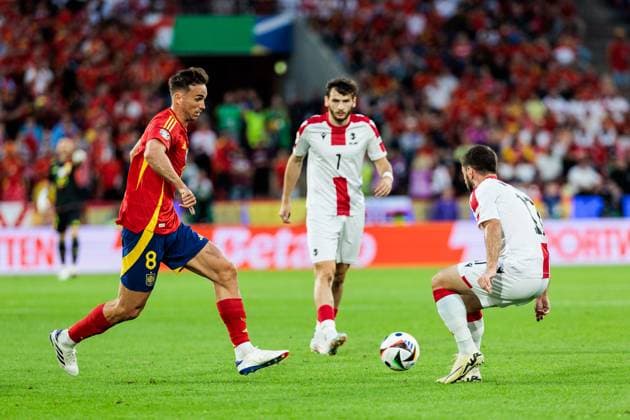 UEFA EURO, EM, Europameisterschaft,Fussball 2024: Spanien - Georgien; 30.06.2024 Zweikampf Fabian Ruiz (Spanien, 8), Otar Kiteishvili (Georgien, 17) UEFA EURO 2024: Spanien - Georgien; Cologne Stadium, Köln am 30.06.2024 Copyright: xBEAUTIFULxSPORTS Wunderlx