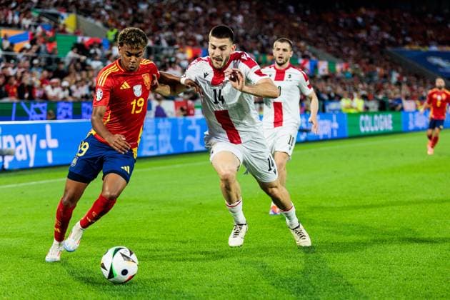UEFA EURO, EM, Europameisterschaft,Fussball 2024: Spanien - Georgien; 30.06.2024 Zweikampf Lamine Yamal (Spanien, 19), Luka Lochoshvili (Georgien, 14) UEFA EURO 2024: Spanien - Georgien; Cologne Stadium, Köln am 30.06.2024 Copyright: xBEAUTIFULxSPORTS Wunderlx