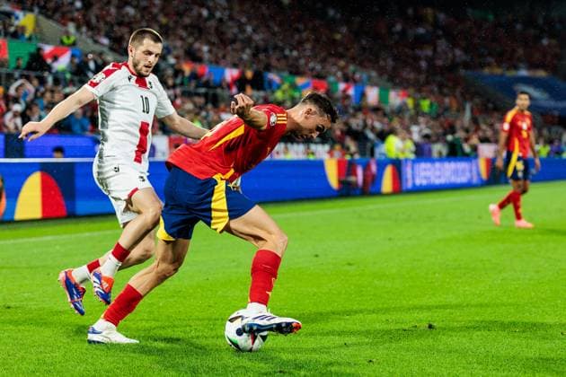 UEFA EURO, EM, Europameisterschaft,Fussball 2024: Spanien - Georgien; 30.06.2024 Zweikampf Giorgi Chakvetadze (Georgien, 10), Fabian Ruiz (Spanien, 8) UEFA EURO 2024: Spanien - Georgien; Cologne Stadium, Köln am 30.06.2024 Copyright: xBEAUTIFULxSPORTS Wunderlx