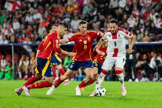 UEFA EURO, EM, Europameisterschaft,Fussball 2024: Spanien - Georgien; 30.06.2024 Zweikampf Fabian Ruiz (Spanien, 8), Giorgi Kochorashvili (Georgien, 6) UEFA EURO 2024: Spanien - Georgien; Cologne Stadium, Köln am 30.06.2024 Copyright: xBEAUTIFULxSPORTS Wunderlx