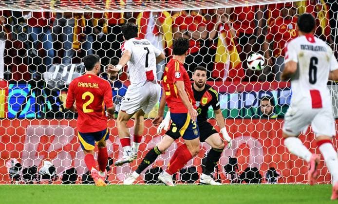 Fussball, Europameisterschaft, EURO 2024, Achtelfinale, Rhein-Energie Stadion Köln: Spanien - Georgien; Khvicha Kvaratskhelia (GEO) erzielt das Tor zum 0:1 gegen David Raya (SPA). Aktion
