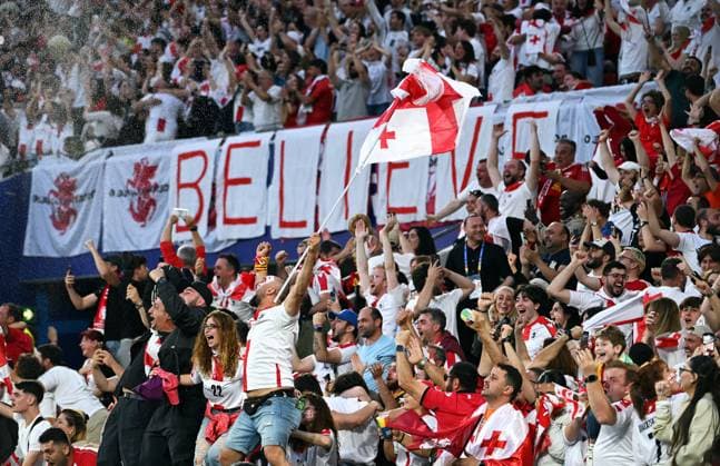 Fussball, Europameisterschaft, EURO 2024, Achtelfinale, Rhein-Energie Stadion Köln: Spanien - Georgien; Fans Georgien glauben an die Chance, Believe. Fan, Fans, Fankultur, Begeisterung.