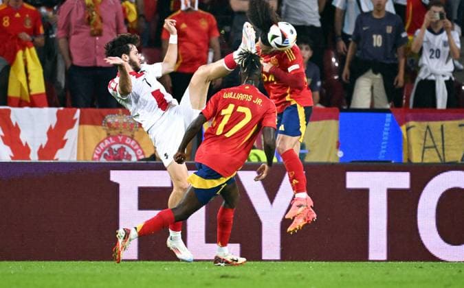 Fussball, Europameisterschaft, EURO 2024, Achtelfinale, Rhein-Energie Stadion Köln: Spanien - Georgien; Khvicha Kvaratskhelia (GEO), Marc Cucurella (SPA), Nico Williams (SPA). Aktion