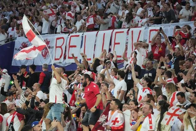 Georgische Fans feiern das 0:1 und glauben an ihr Team - Köln 30.06.2024: Spanien vs. Georgien, EURO2024 M37, Achtelfinale, EM-Arena Köln