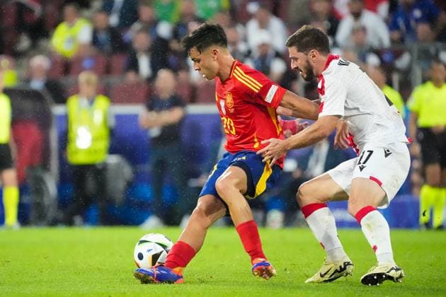 Zweikampf Pedri (Spanien Spain, 20) gegen Otar Kiteishvili (Georgien, Georgia, 17) - Köln 30.06.2024: Spanien vs. Georgien, EURO2024 M37, Achtelfinale, EM-Arena Köln