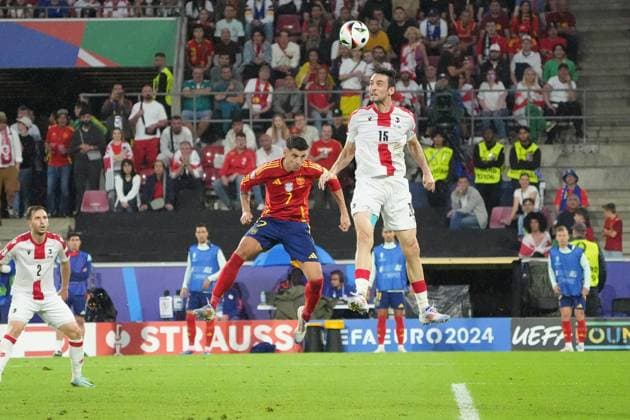 Giorgi Gvelesiani (Georgien, Georgia, 15) klärt vor Alvaro Morata (Spanien Spain, 07) - Köln 30.06.2024: Spanien vs. Georgien, EURO2024 M37, Achtelfinale, EM-Arena Köln