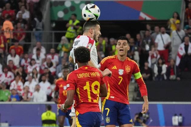Luka Lochoshvili (Georgien, Georgia, 14) klärt gegen Lamine Yamal (Spanien Spain, 19), Alvaro Morata (Spanien Spain, 07) - Köln 30.06.2024: Spanien vs. Georgien, EURO2024 M37, Achtelfinale, EM-Arena Köln