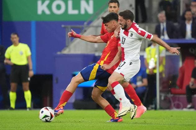 Zweikampf Robin Le Normand (Spanien Spain, 03) gegen Otar Kiteishvili (Georgien, Georgia, 17) - Köln 30.06.2024: Spanien vs. Georgien, EURO2024 M37, Achtelfinale, EM-Arena Köln