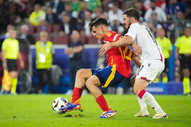 Zweikampf Pedri (Spanien Spain, 20) gegen Otar Kiteishvili (Georgien, Georgia, 17) - Köln 30.06.2024: Spanien vs. Georgien, EURO2024 M37, Achtelfinale, EM-Arena Köln