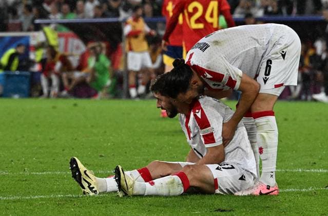 30.06.2024, xsltx, Fussball EM 2024 1 8 Finale, Spanien - Georgien emspor, v.l. Otari Kiteishvili (Georgien) verletzt, Verletzung,, Giorgi Kochorashvili (Georgien) (DFL DFB REGULATIONS PROHIBIT ANY USE OF PHOTOGRAPHS as IMAGE SEQUENCES and or QUASI-VIDEO) Köln