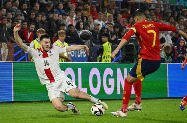 30.06.2024, xsltx, Fussball EM 2024 1 8 Finale, Spanien - Georgien emspor, v.l. Luka Lochoshvili (Georgien), Alvaro Borja Morata Martin (Spanien) (DFL DFB REGULATIONS PROHIBIT ANY USE OF PHOTOGRAPHS as IMAGE SEQUENCES and or QUASI-VIDEO) Köln