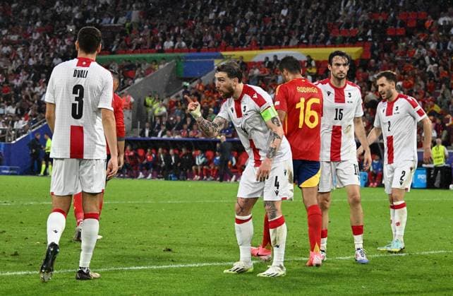 30.06.2024, xsltx, Fussball EM 2024 1 8 Finale, Spanien - Georgien emspor, v.l. Lasha Dvali (Georgien),Guram Kashia (Georgien) gibt Anweisungen, gestikuliert, mit den Armen gestikulieren gives instructions, gesticulate (DFL DFB REGULATIONS PROHIBIT ANY USE OF PHOTOGRAPHS as IMAGE SEQUENCES and or QUASI-VIDEO) Köln