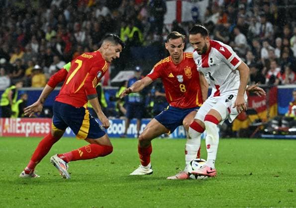 30.06.2024, xsltx, Fussball EM 2024 1 8 Finale, Spanien - Georgien emspor, v.l. Alvaro Borja Morata Martin (Spanien), Fabian Ruiz Pena (Spanien), Giorgi Kochorashvili (Georgien) (DFL DFB REGULATIONS PROHIBIT ANY USE OF PHOTOGRAPHS as IMAGE SEQUENCES and or QUASI-VIDEO) Köln