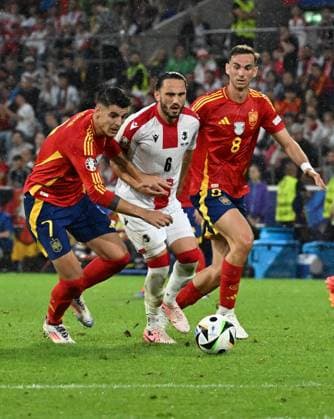 30.06.2024, xsltx, Fussball EM 2024 1 8 Finale, Spanien - Georgien emspor, v.l. Alvaro Borja Morata Martin (Spanien), Giorgi Kochorashvili (Georgien), Fabian Ruiz Pena (Spanien) (DFL DFB REGULATIONS PROHIBIT ANY USE OF PHOTOGRAPHS as IMAGE SEQUENCES and or QUASI-VIDEO) Köln