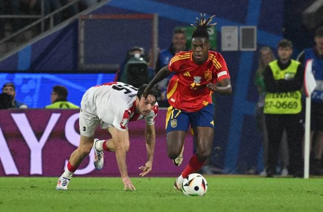 30.06.2024, xsltx, Fussball EM 2024 1 8 Finale, Spanien - Georgien emspor, v.l. Giorgi Gvelesiani (Georgien), Nicholas Williams Arthuer Jr. (Spanien) (DFL DFB REGULATIONS PROHIBIT ANY USE OF PHOTOGRAPHS as IMAGE SEQUENCES and or QUASI-VIDEO) Köln