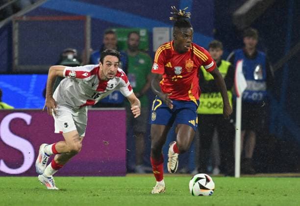 30.06.2024, xsltx, Fussball EM 2024 1 8 Finale, Spanien - Georgien emspor, v.l. Giorgi Gvelesiani (Georgien), Nicholas Williams Arthuer Jr. (Spanien) (DFL DFB REGULATIONS PROHIBIT ANY USE OF PHOTOGRAPHS as IMAGE SEQUENCES and or QUASI-VIDEO) Köln