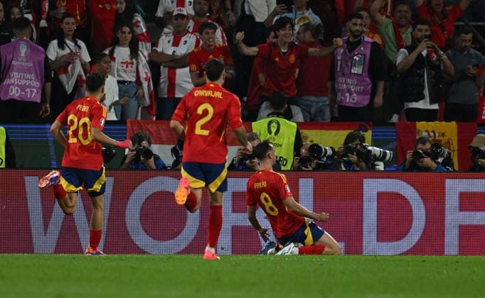 30.06.2024, xsltx, Fussball EM 2024 1 8 Finale, Spanien - Georgien emspor, v.l. Fabian Ruiz Pena (Spanien) celebrate the goal, Der Torjubel zum 2:1 (DFL DFB REGULATIONS PROHIBIT ANY USE OF PHOTOGRAPHS as IMAGE SEQUENCES and or QUASI-VIDEO) Köln