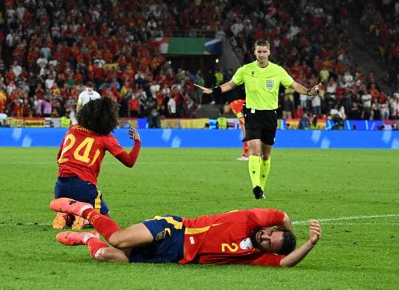 30.06.2024, xsltx, Fussball EM 2024 1 8 Finale, Spanien - Georgien emspor, v.l. Marc Cucurella Saseta (Spanien), Daniel Carvajal Ramos (Spanien) (DFL DFB REGULATIONS PROHIBIT ANY USE OF PHOTOGRAPHS as IMAGE SEQUENCES and or QUASI-VIDEO) Köln