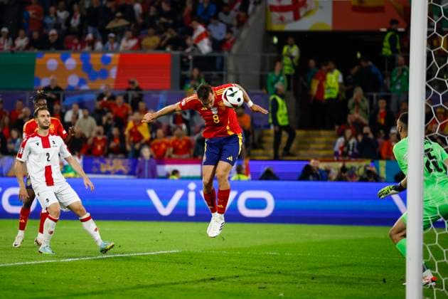 Spain s Fabian Ruiz heads the ball to score the 2-1 during the Euro2024 round of 16 soccer match between Spain and Georgia at RheinEnergieStadion in Cologne, Germany, 30 June 2024. Spain vs. Georgia !ACHTUNG: NUR REDAKTIONELLE NUTZUNG!  Copyright: xAlbertoxEstevezx GRAF9954 20240630-55014023713_1