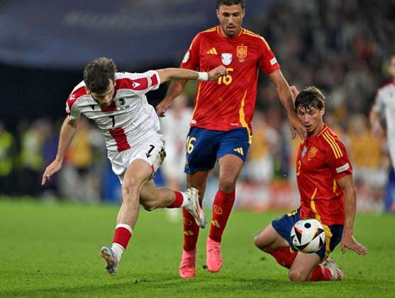 30.06.2024, Fussball UEFA EURO, EM, Europameisterschaft,Fussball 2024, Achtelfinale, Spanien - Georgien, im Köln Stadion, Khvicha Kvaratskhelia (Georgien) setzt sich durch.