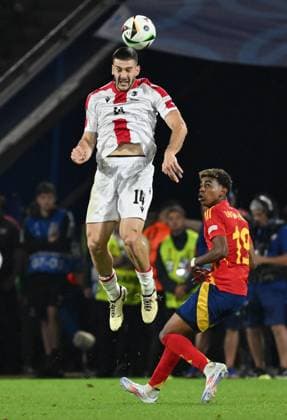 30.06.2024, xsltx, Fussball EM 2024 1 8 Finale, Spanien - Georgien emspor, v.l. Luka Lochoshvili (Georgien), Lamine Yamal Nasraoui Ebana (Spanien) (DFL DFB REGULATIONS PROHIBIT ANY USE OF PHOTOGRAPHS as IMAGE SEQUENCES and or QUASI-VIDEO) Köln