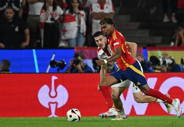 30.06.2024, xsltx, Fussball EM 2024 1 8 Finale, Spanien - Georgien emspor, v.l. Luka Lochoshvili (Georgien), Lamine Yamal Nasraoui Ebana (Spanien) (DFL DFB REGULATIONS PROHIBIT ANY USE OF PHOTOGRAPHS as IMAGE SEQUENCES and or QUASI-VIDEO) Köln