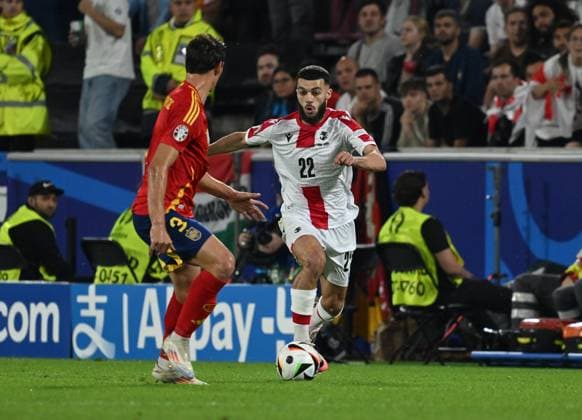30.06.2024, xsltx, Fussball EM 2024 1 8 Finale, Spanien - Georgien emspor, v.l. Robin Aime Le Normand Mainfray (Spanien), Georges Mikautadze (Georgien) (DFL DFB REGULATIONS PROHIBIT ANY USE OF PHOTOGRAPHS as IMAGE SEQUENCES and or QUASI-VIDEO) Köln