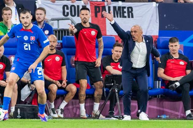 UEFA EURO, EM, Europameisterschaft,Fussball 2024: England - Slowakei; 30.06.2024 Francesco Calzona (Slowakei, Cheftrainer) gestikuliert. UEFA EURO 2024: England - Slowakei; Arena AufSchalke, Gelsenkirchen am 30.06.2024 Copyright: xBEAUTIFULxSPORTS Meuselx