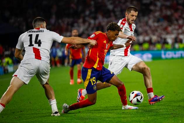 Spain s Lamine Yamal (C) in action against Georgia s Giorgi Chakvetadze (R) and Luka Lochoshvili (L) during the Euro2024 round of 16 soccer match between Spain and Georgia at RheinEnergieStadion in Cologne, Germany, 30 June 2024. Spain vs. Georgia !ACHTUNG: NUR REDAKTIONELLE NUTZUNG!  Copyright: xAlbertoxEstevezx GRAF9967 20240630-55014023785_1