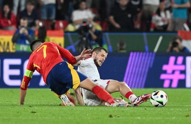 30.06.2024, xsltx, Fussball EM 2024 1 8 Finale, Spanien - Georgien emspor, v.l. Alvaro Borja Morata Martin (Spanien), Giorgi Chakvetadze (Georgien) (DFL DFB REGULATIONS PROHIBIT ANY USE OF PHOTOGRAPHS as IMAGE SEQUENCES and or QUASI-VIDEO) Köln
